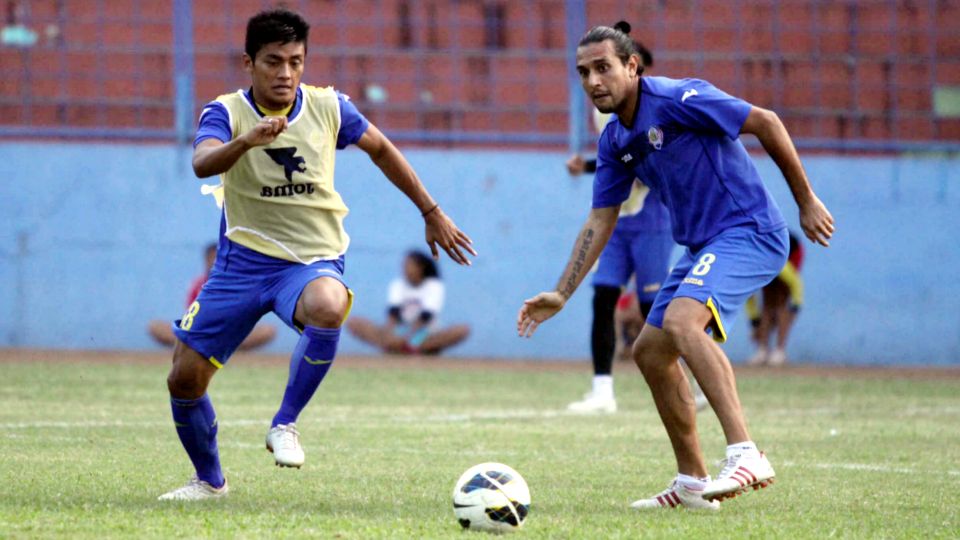 Gelandang sayap Arema Cronus Irsad Maulana (kiri) dan Gustavo Lopez adu sprint dalam sesi latihan tim di Stadion Gajayana, Malang, Minggu (22/06/14). Copyright: &copy; Ardiyansyah/INDOSPORT